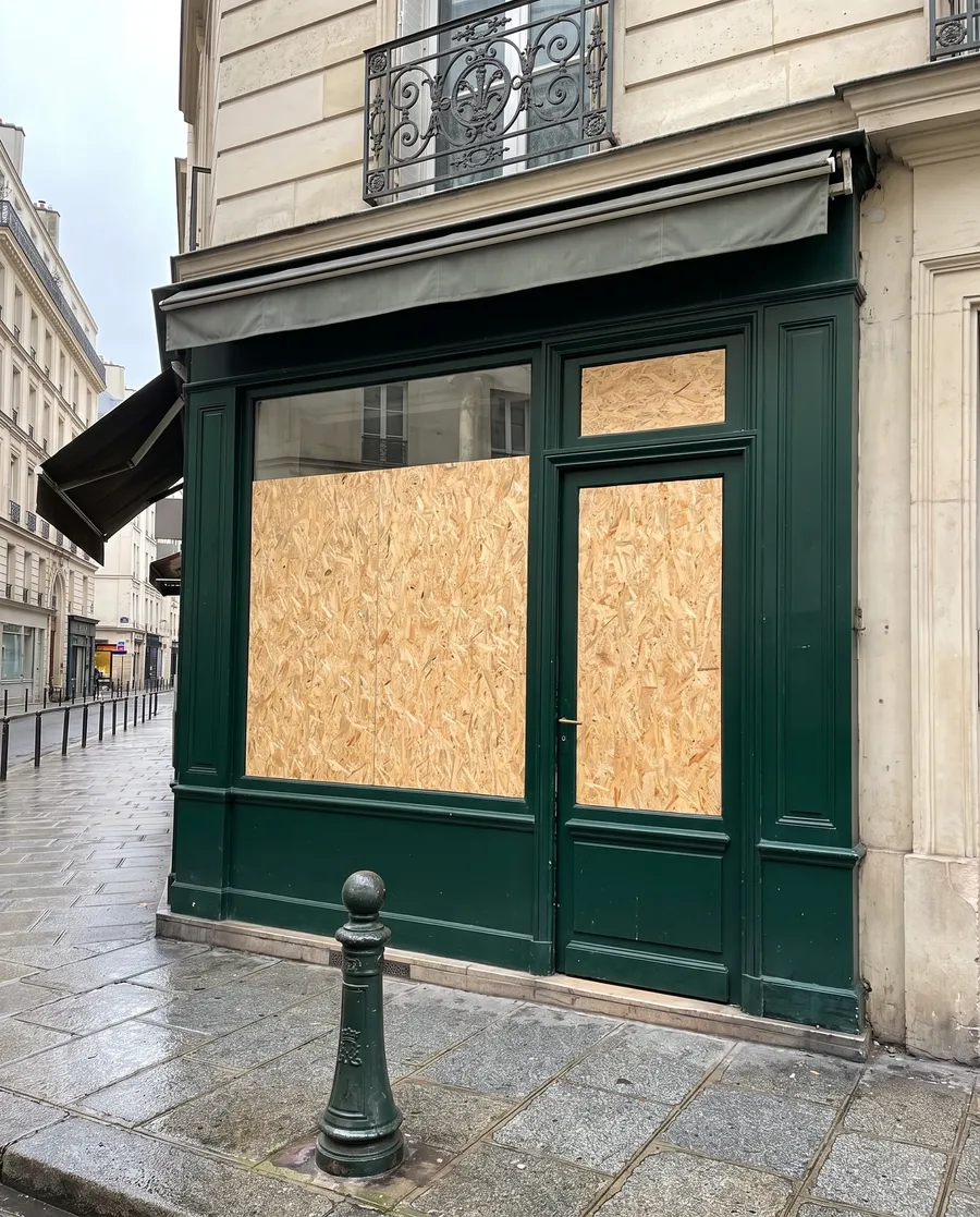 Vitrine et porte d'un encadreur fermées par des panneaux bois