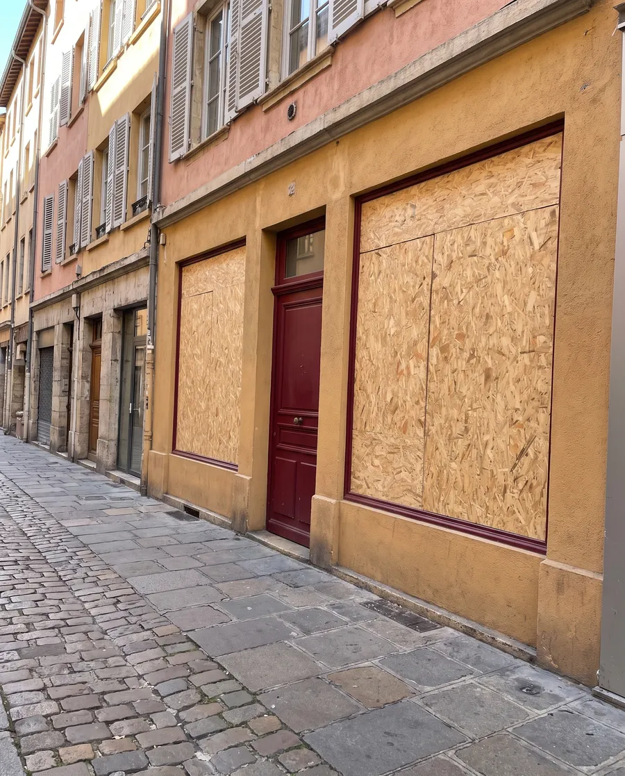 Vitrines d'une boutique du Vieux-Lyon fermées par des panneaux bois