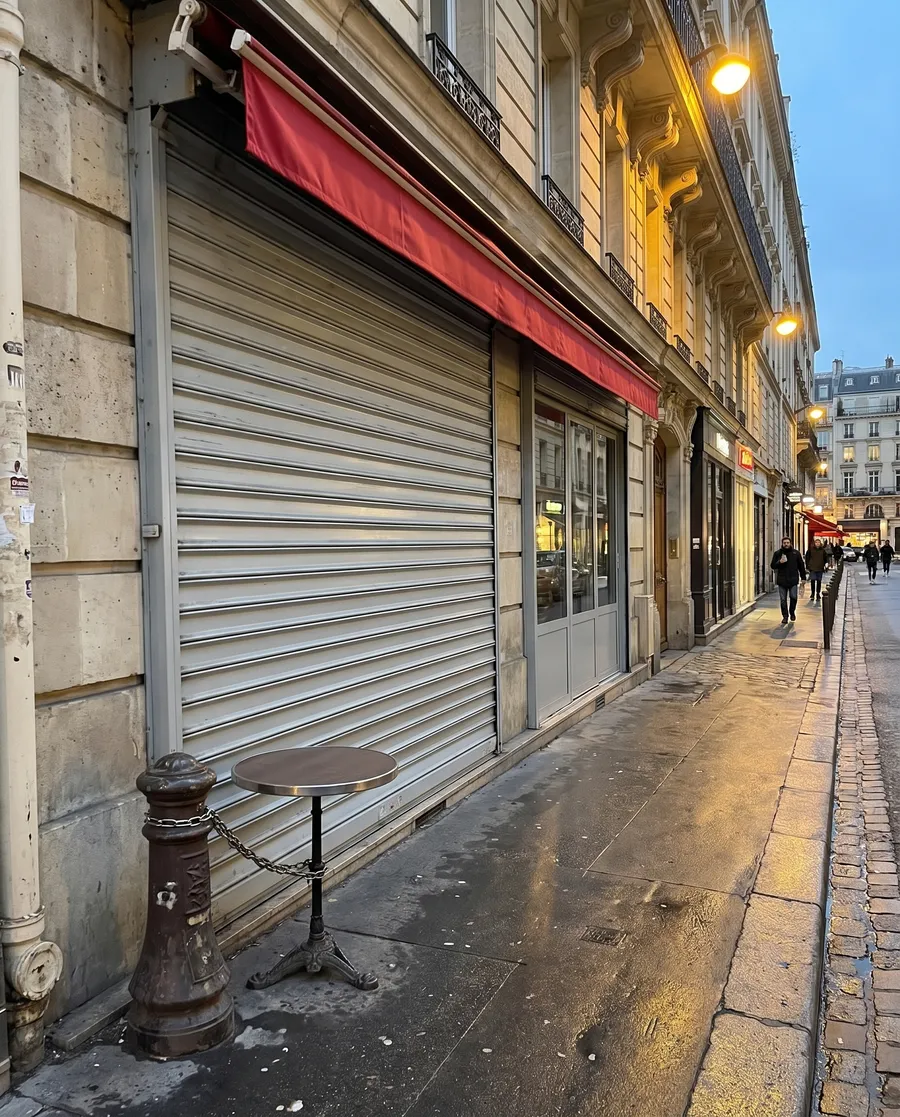 Rideau métallique baissé devant une sandwicherie parisienne