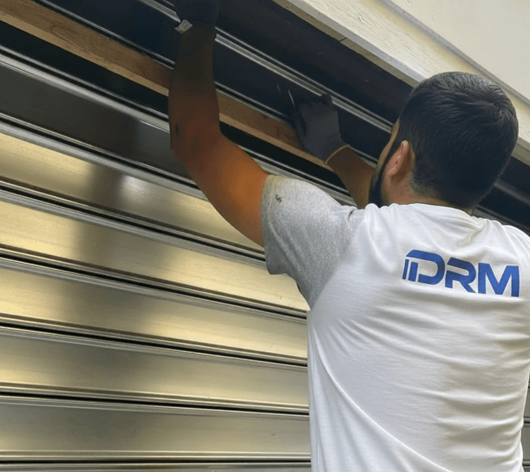 Comment débloquer un rideau métallique — guide 2025